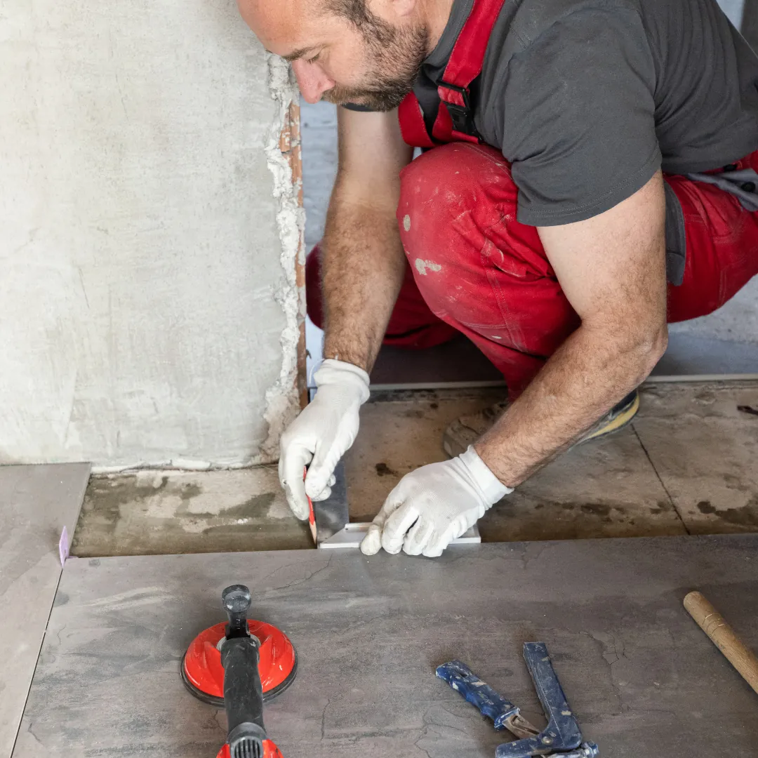 Carreleur au travail
